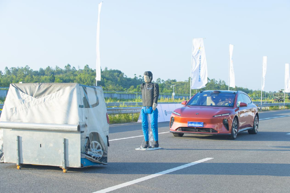 极限场景展现极“智”身手，蔚来ET5T、吉利银河L7问鼎领智先行挑战赛